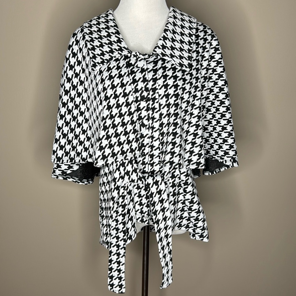 Fever womens short sleeved cape jacket black/white houndstooth button size XL.